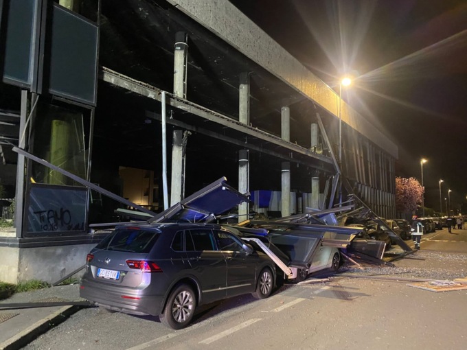 Crolla parete di un edificio, auto distrutte