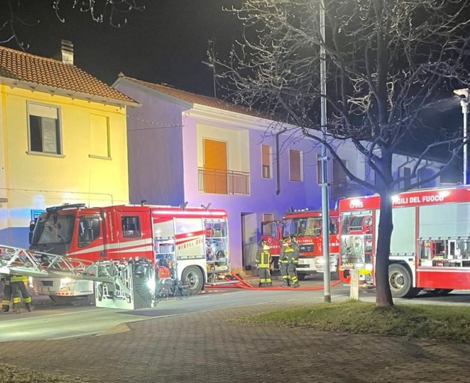 Scoppia un incendio in un appartamento: trovato morto un uomo di 63 anni