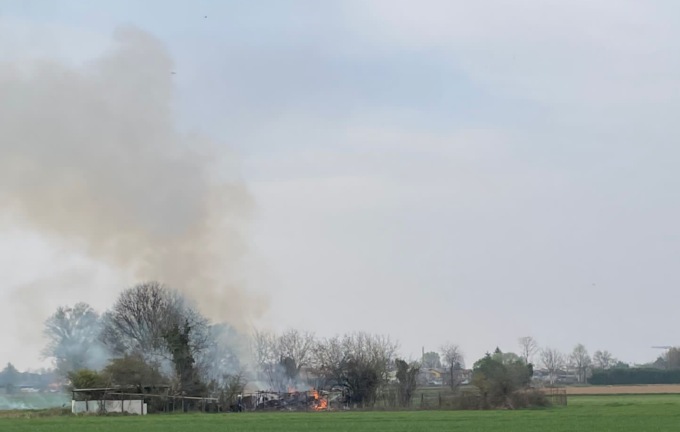 Capanno in fiamme, Vigili del Fuoco al lavoro per sei ore