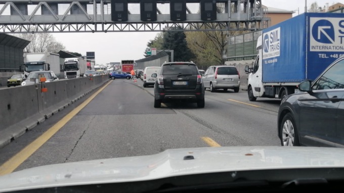 Autostrada A4 bloccata per un’auto ferma in corsia: coda in direzione Torino