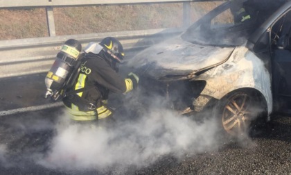 Auto s'incendia sull'autostrada A4, la conducente si salva