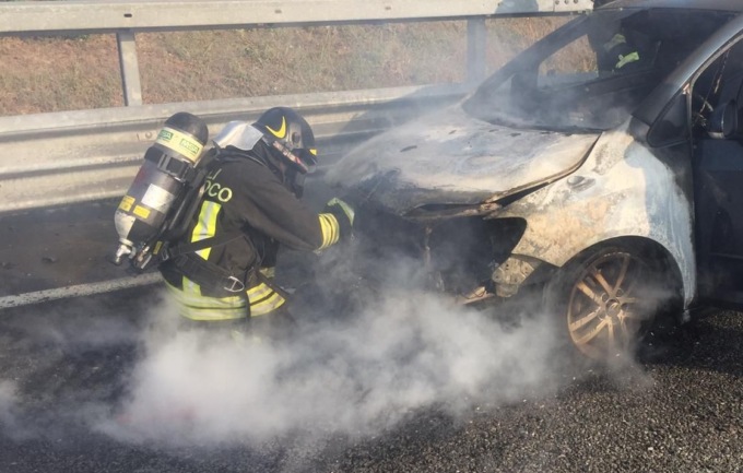 Auto s’incendia sull’autostrada A4, la conducente si salva