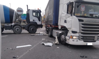 Incidente tra due camion: traffico in tilt