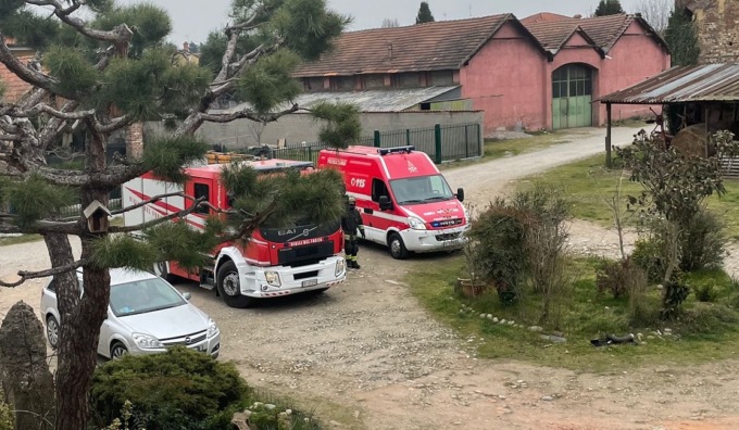 Principio di incendio in cucina, in casa c’era una famiglia con un’anziana