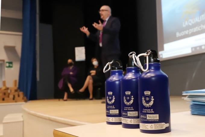 Giornata dell’acqua: consegnate agli studenti 325 borracce