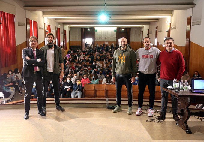 I Knights portano a scuola il grande basket