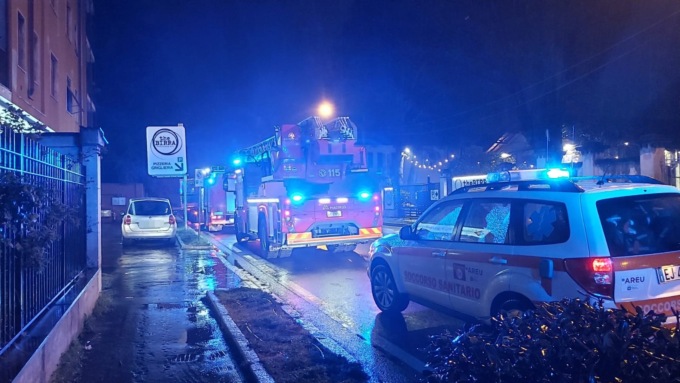 Cucina in fiamme, famiglia si salva