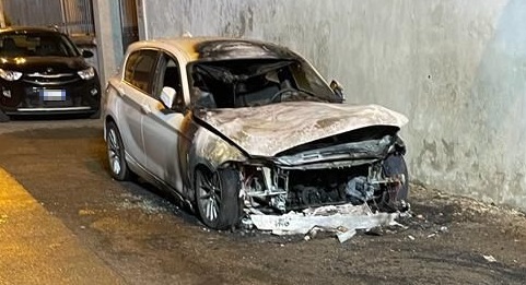 Tre auto in fiamme, serata di paura