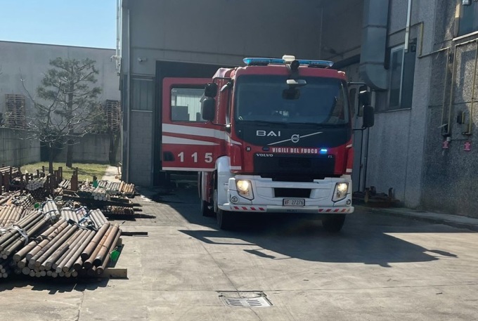 Incendio in una ditta, brucia la sabbiatrice