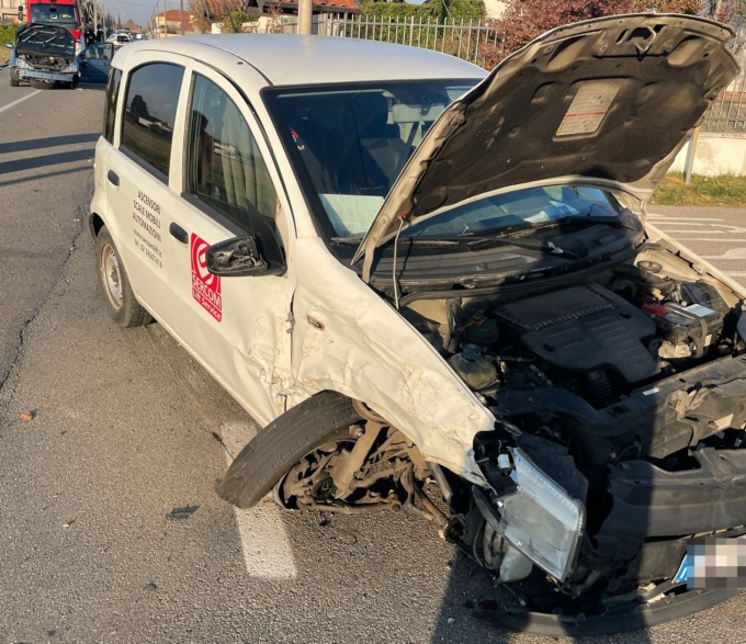 Incidente tra due auto, una finisce contro la cinta e rompe tubo del gas
