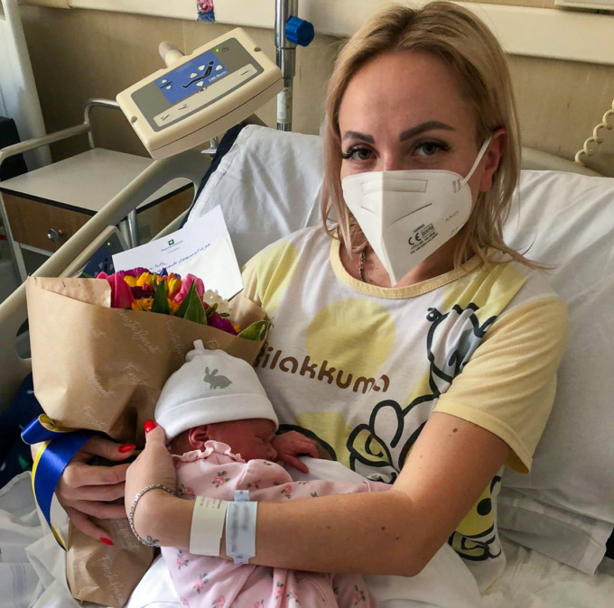Scappa dall’Ucraina e partorisce a Rho una bambina