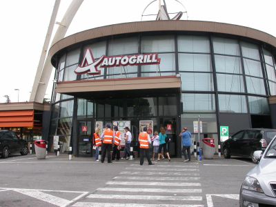 Mascherato e armato di fucile entra in autogrill e scappa con soldi e Gratta e Vinci
