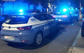 Spaccava le vetrine e rubava nei negozi, preso