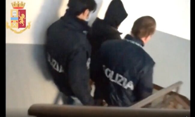 Si presenta per rinnovare il permesso di soggiorno: viene arrestato per omissione di soccorso