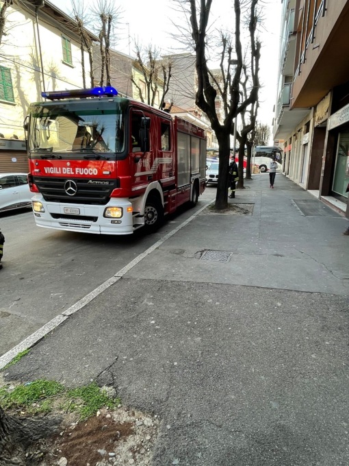 Si rompe un tubo dell’acqua, cantine allagate e via chiusa
