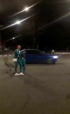 Si siede in mezzo a corso Europa con un bambino in braccio e canta