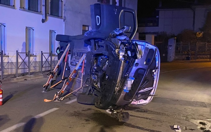 Si ribalta con l’auto e finisce in ospedale