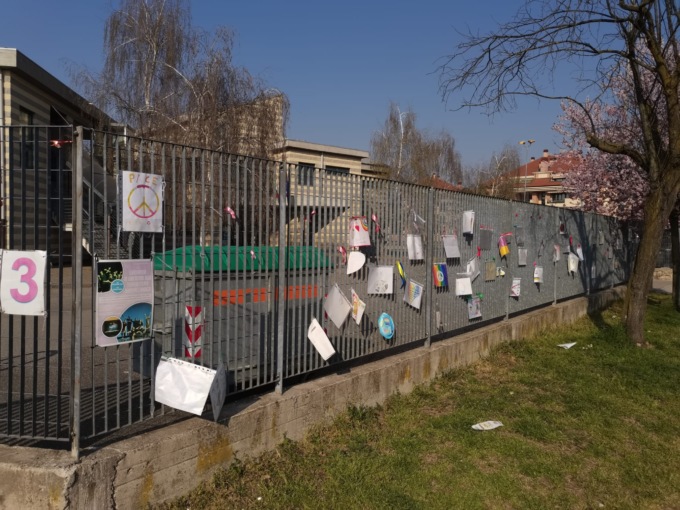 Rubati i disegni e la bandiera per la pace della scuola elementare