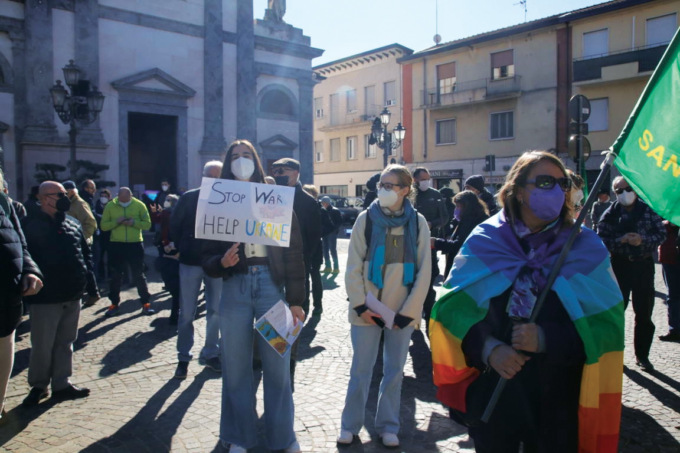 Sit-in per la Pace: più di 200 le persone in piazza