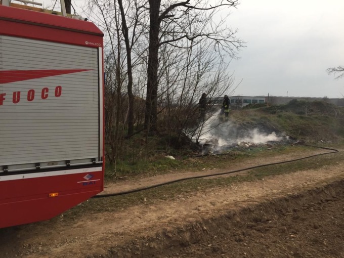 Sterpaglie in fiamme in due paesi