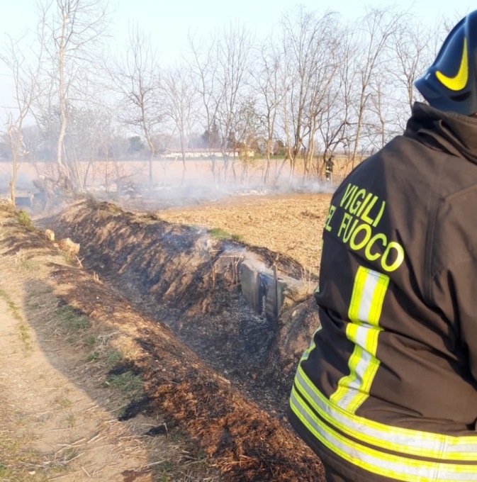 Tre campi di sterpaglie in fiamme
