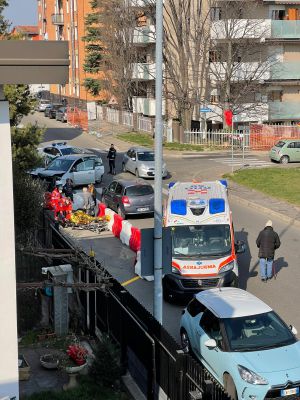 All’incrocio tra via San Carlo e via Cornaggia si aspetta il morto
