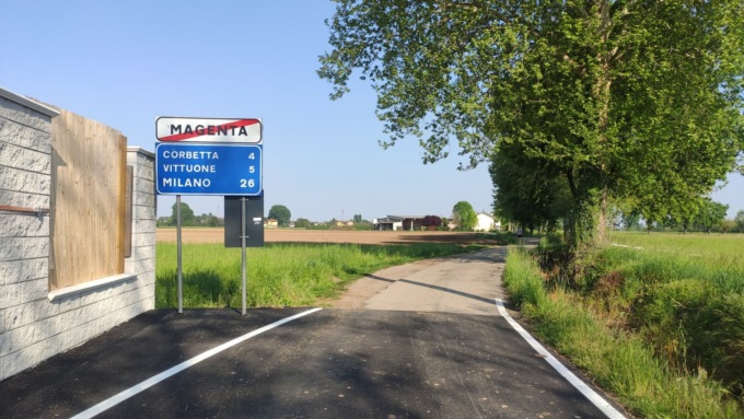 Strada asfaltata per metà: l’ira e lo sdegno dei residenti
