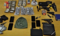 Armi da guerra e droga, pronti a fare una rapina: arrestati due pregiudicati