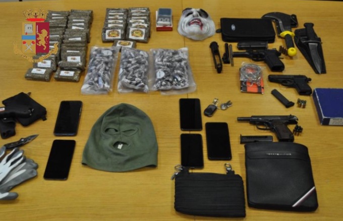 Armi da guerra e droga, pronti a fare una rapina: arrestati due pregiudicati