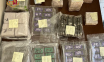 Quaranta chili di droga e una pistola nel box: arrestati due spacciatori