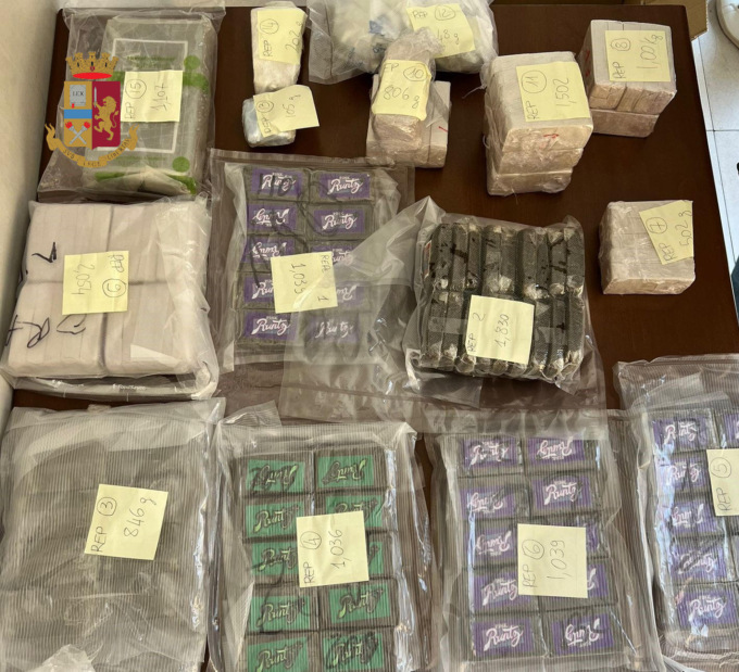 Quaranta chili di droga e una pistola nel box: arrestati due spacciatori