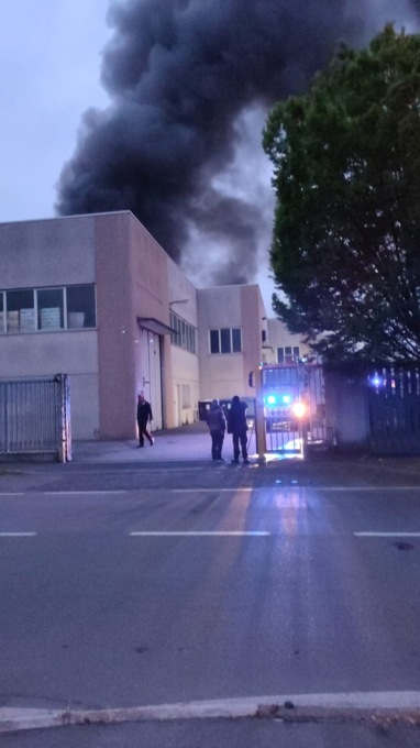 Incendio in azienda: “Tenete chiuse le finestre”