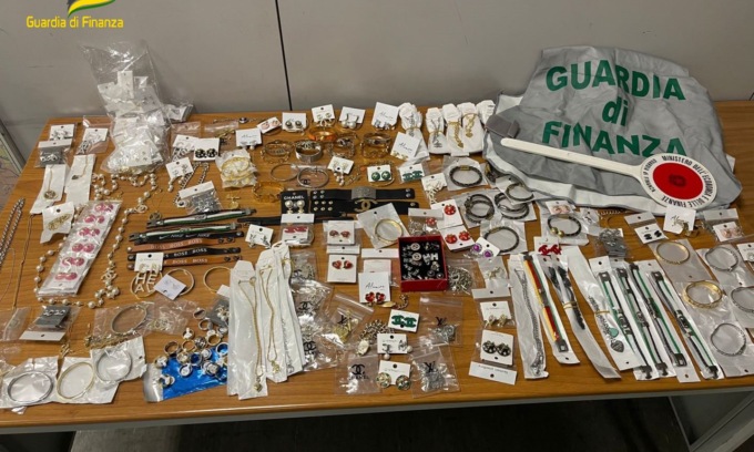 Cosmetici E Gioielli Contraffatti Maxi Sequestro Della Guardia Di