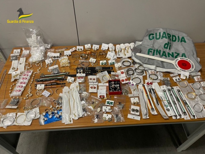 Cosmetici e gioielli contraffatti: maxi sequestro della Guardia di Finanza