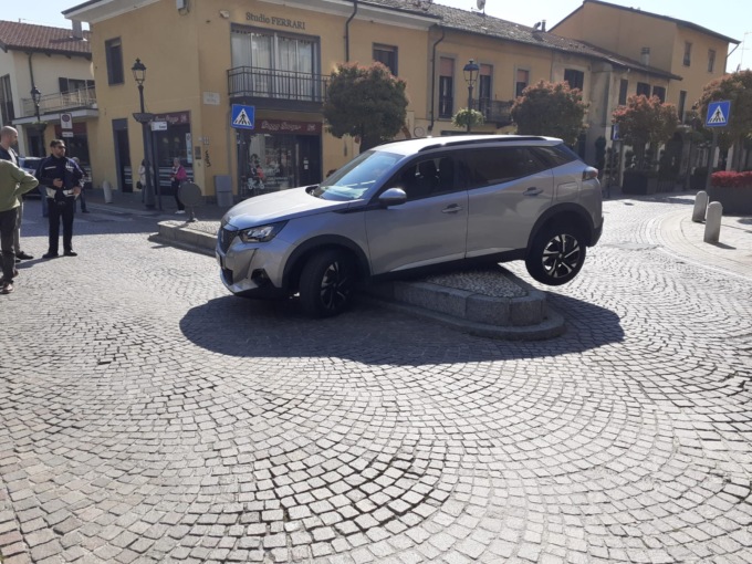 Esce dal vicolo in retromarcia e… finisce sopra la fontana!