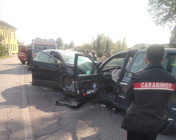 Scontro tra due auto sulla Statale: coinvolte cinque persone