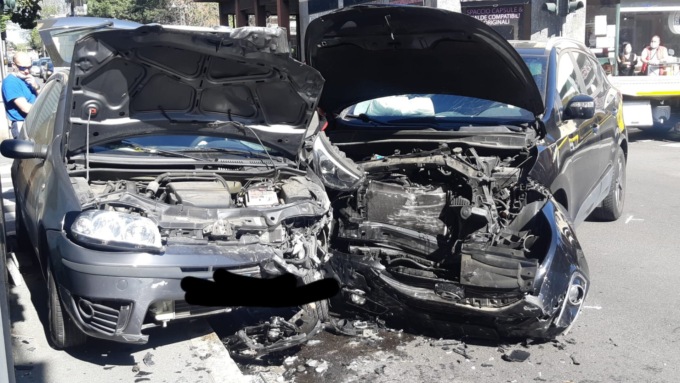 Grave schianto tra due auto sul Sempione: coinvolte due persone