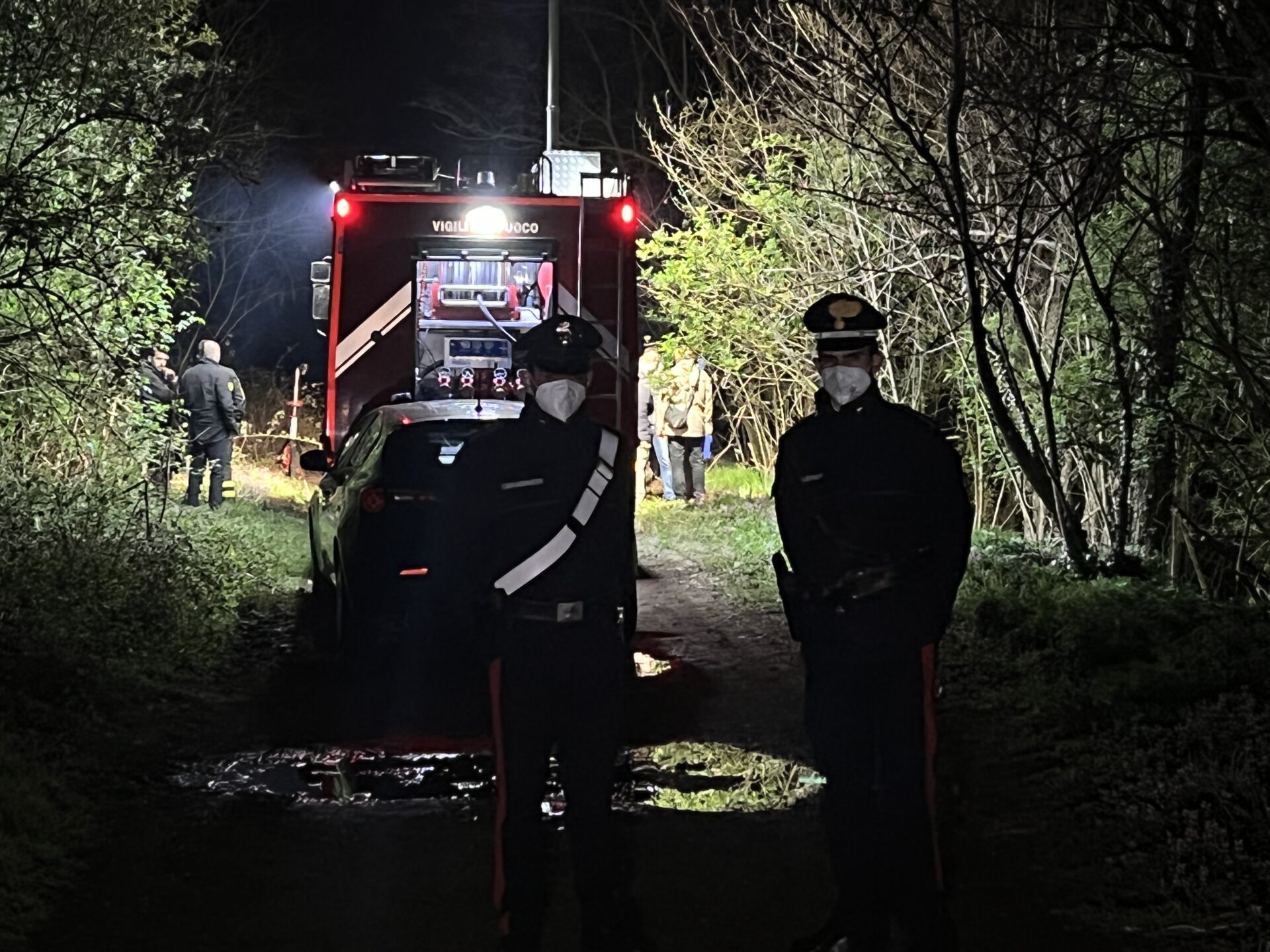 ALbairate cadavere trovato nei campi auto bruciata carabinieri Vigili del fuoco
