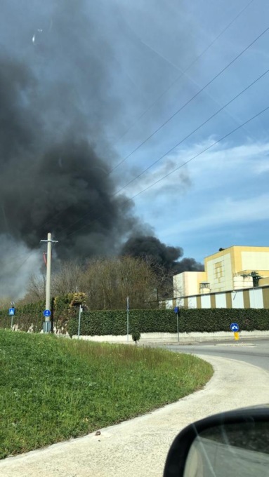 Incendio nella zona dell'inceneritore: a fuoco rifiuti ingombranti non pericolosi