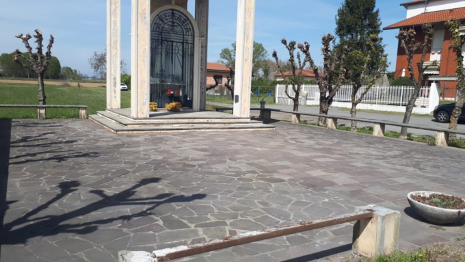 Ennesimo atto vandalico: distrutta una panchina in pietra
