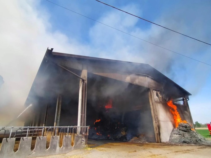 Abbiategrasso, incendio alla cascina casalina
