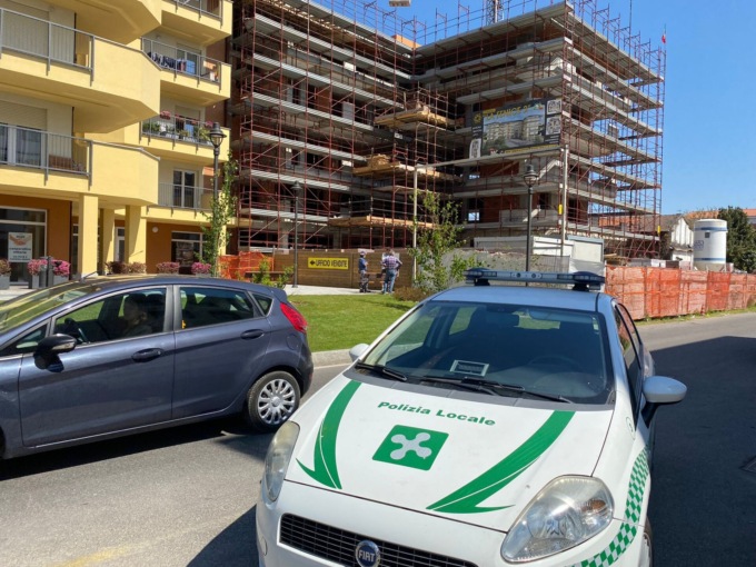 Operaio minaccia di buttarsi dalla gru: “Dovete pagarmi”