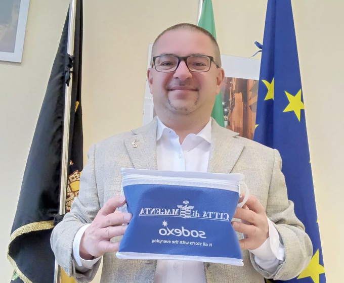 Una borsa per tutti gli alunni per portare a casa gli avanzi della mensa
