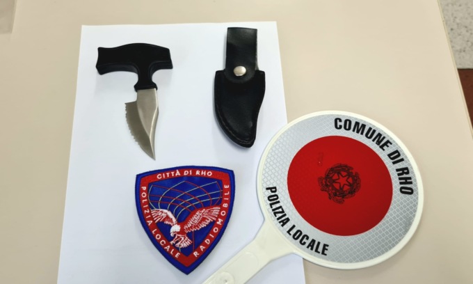 Provoca un incidente e scappa: era senza patente e con un coltello