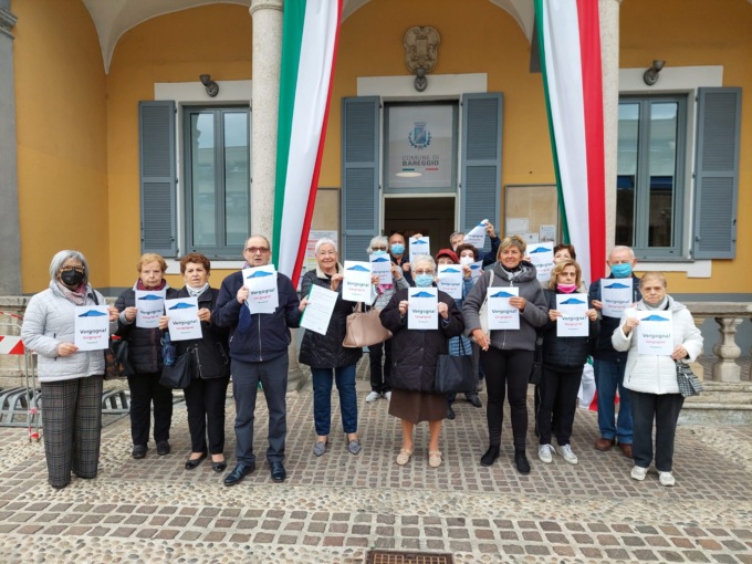 La protesta del centro anziani davanti al municipio