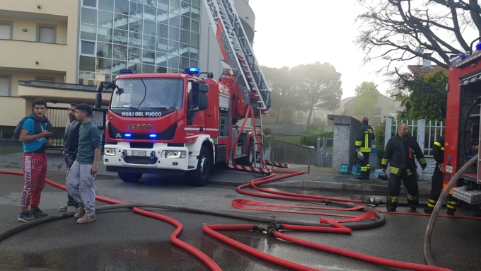 Incendio in un palazzo: "Tenete chiuse le finestre"