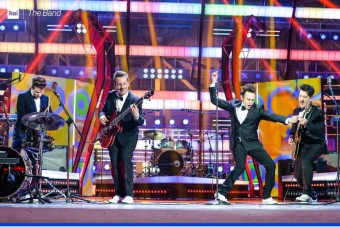 “Dan e i suoi fratelli” con la loro versione vintage di “Come mai” degli 883 a “The Band”