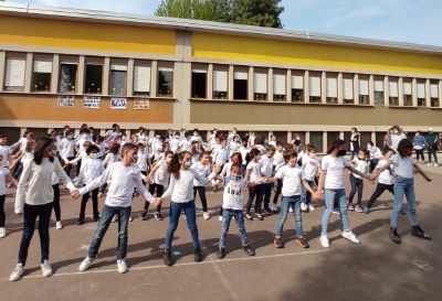 Un flash-mob per dire «no» alla guerra in Ucraina e a tutte le sofferenze del mondo
