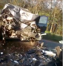Scontro frontale fra un’auto e un furgone