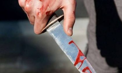 Cade dal terzo piano per sottrarsi alle coltellate: è gravissimo